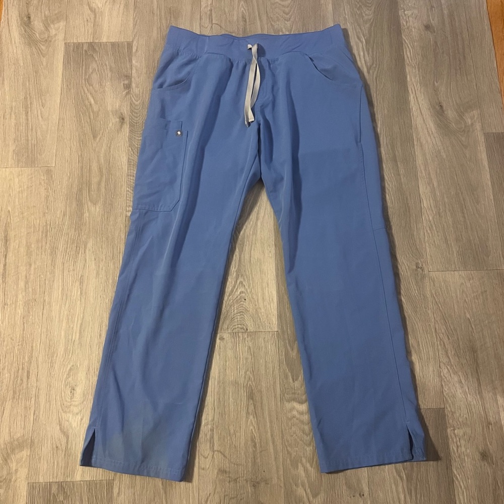 Women’s Figs Kade Cargo Scrub Pants! Ceil Blue! Size Large!